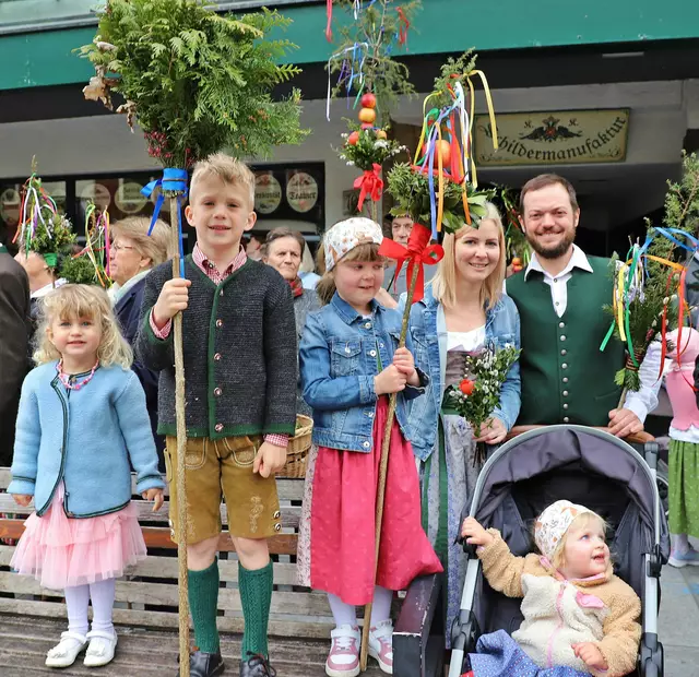 Jung und Alt bei der Palmweihe in St. Wolfgang. | Foto: Hörmandinger