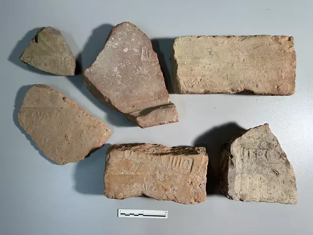 Gestempelte Ziegel der Legionsverbände XIV und XV, gefunden nahe Carnuntum beim Römischen Brückenkopfkastell Stopfenreuth. | Foto: Österreichische Akademie der Wissenschaften