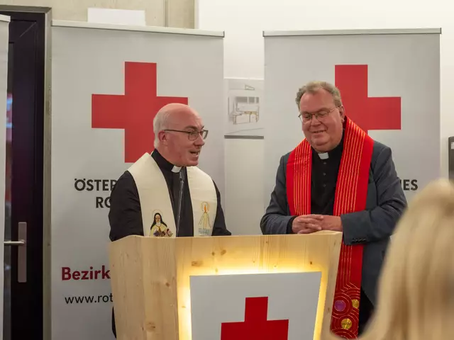 Pfarrer Tobias Höck und Altpfarrer Erwin Gerst segnen das Gebäude.

 | Foto: RK Schwaz