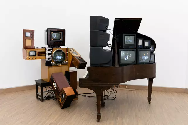 Nam June Paik
Duet Memory, 1995
180 × 265 × 200 cm, Videoinstallation (1 Klavier, 1 Laser-Disk-Player, 22 Fernseher in unterschiedlicher Größe, Radio- und Fernsehschränke, Holzbank, Hosenträger, Armbanduhr)
ALBERTINA, Wien – The ESSL Collection | Foto: © Nam June Paik Estate, Foto: Lisa Rast