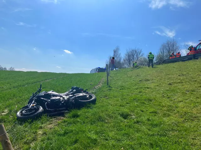 Die Motorradfahrerin kam in einer Kurve von der Straße ab und wurde auf das nebenliegende Feld geschleudert. | Foto: FF Atzbach
