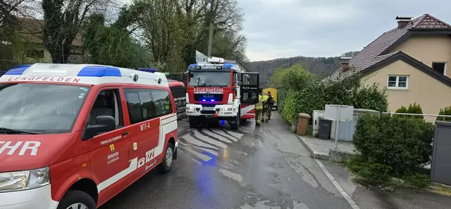 Noch während der Anfahrt rüstete sich ein Atemschutztrupp von Rüstlösch Lengfelden aus, um gleich bei der Ankunft die Brandbekämpfung durchführen zu können. | Foto: Freiwillige Feuerwehr Bergheim