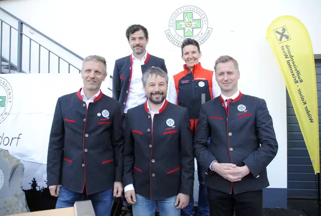 Stellvertreter Werner Astner, Ortsstellenleiter Anton Ager, Landesleiter Ekkehard Wimmer, dahinter BZ-Obmann Stefan Kurz-Lindner und seine Stellvertreterin Magdalena Winkler.
 | Foto: Brigitte Eberharter