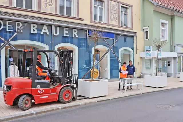 Franz Kirl (r.) arbeitet mit dem Team des Fachbereichs Infrastruktur mit Hochdruck daran, die neuen Pflanztröge, Sitzgelegenheiten und Fahrradständer so schnell wie möglich zu installieren | Foto: StadtBruck Vassilev