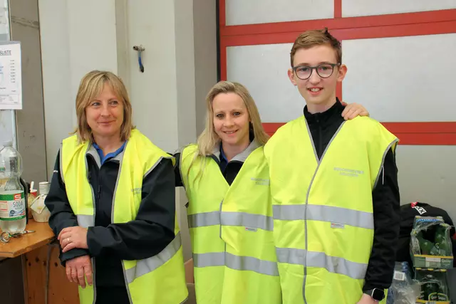 Groß und Klein halfen bei der Organisation des Fetzenmarkts mit. | Foto: Cescutti