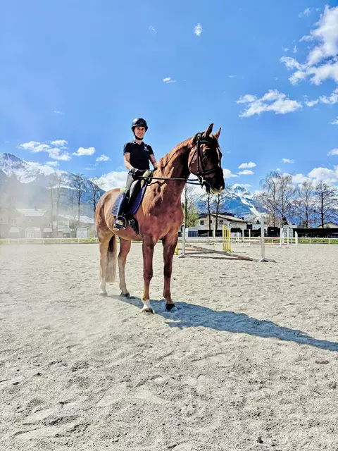 Michaele Hochgründler ist die stellvertretende Obfrau des Reitclubs – hier mit ihrem Pferd Strahlemann. | Foto: Sarah Braun