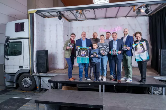 Von links: Schauspieler Max Mayerhofer (Lastkrafttheater); WKNÖ-Fachgruppenobmann Rudolf Bsteh (Spedition und Logistik); Obmann a.D. Karl Gruber (Güterbeförderungsgewerbe) mit Enkel Nikolaus, Logistik-Leiterin Astrid Dirnegger und Geschäftsführer Karl-Martin Gruber (Grundsätzlich Gruber); WKNÖ-Präsident Wolfgang Ecker; WKNÖ-Fachgruppenobmann-Stellvertreter Christoph Mitterbauer (Güterbeförderungsgewerbe) und Schauspieler David Czifer | Foto: Josef Bollwein