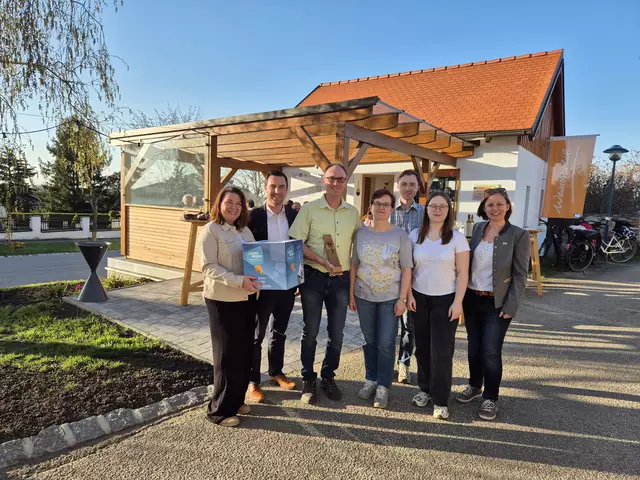 Petra Thaler (LEADER Region Weinviertel Ost), Bgm. Daniel Fröschl, Ernst und Maria sowie Mathias und Judith Fröschl (Heuriger Familie Fröschl), Christine Filipp (Geschäftsführerin der LEADER Region Weinviertel Ost) | Foto: LEADER