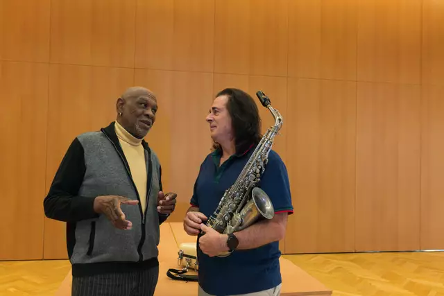 Beim Fachsimpeln: Sax-Man Roy Meeks und Andrew Young. | Foto: Santrucek