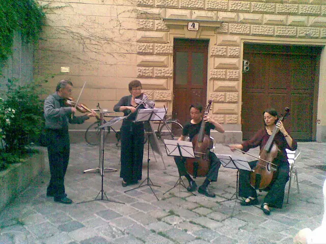 10. José VAZQUEZ mit seinen Musikern beim Straßenkonzert vor dem SANTO SPIRITO | Foto: Cristina Silvano