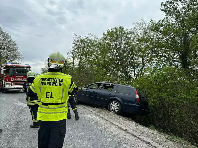 Das Auto musste mit einer Seilwinde geborgen werden. | Foto: FF Klosterneuburg