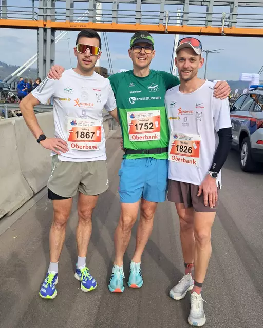 Mollner Läufer vor dem Start beim Linz-Marathon. | Foto: LAC Nationalpark Molln