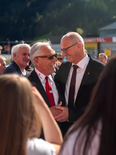 Günther Ennemoser (Präsident Rotes Kreuz Tirol) mit dem Landeshauptmann Anton Mattle

 | Foto: RK Schwaz