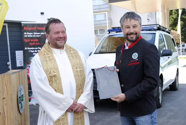 Pfarrer Roman Frühauf überreichte eine Schiefertaffel mit dem Heiligen Bernhard an Ortsstellenleiter Anton Ager. | Foto: Brigitte Eberharter