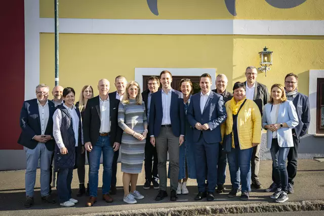 Christian Rametsteiner, Reinhard Poppinger (NÖAAB Obmann Bez. Zwettl), Cornelia Ledermüller, Tanja Hahn, Bernhard Bachofner (ÖAAB Dienststellengruppen Obmann), Peter Böhm, Claudia Andre, Georg Hammerschmidt, NR Nico Marchetti (Generalsekretär ÖVP), Katja Seitner (NÖAAB Landesgeschäftsführerin), NR Lukas Brandweiner, Eric Schilcher, Andrea Neuwirth, Gerhard Hinterholzer, Renate Laister, Martin Ambros | Foto: ÖVP
