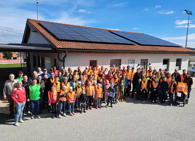 Die zahlreichen Freiwilligen nach dem Frühjahrsputz 2025 in der Marktgemeinde Echsenbach
 | Foto: Gemeinde