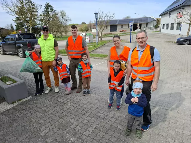 Nach getaner Arbeit trafen auch Sophie, Philipp, Paula, Alexander und Valentin Karner, Valentin und Maria Pasteiner, sowie Vizebürgermeister Reinhard Rausch mit Sohn Jakob (v.l.n.r.) beim Gasthaus Planer in Rammersdorf ein, wo die Gemeinde St. Margarethen die fleißigen Helfer zu einer kleinen Jause und Getränken einlud. | Foto: ZVG Manfred Gundacker