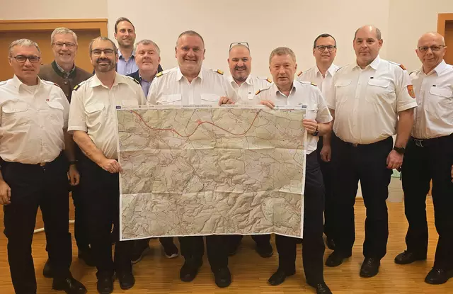 Waldbrand-Vorsorge-Plan wird erstellt - die FF-Spitzen aus der Region Amstetten mit Bezirksförster Dipl. Ing. Friedrich Hinterleitner, Planer Stefan Mayerhofer und GDA-Geschäftsführer Wolfgang Lindorfer. | Foto: FF Alhartsberg