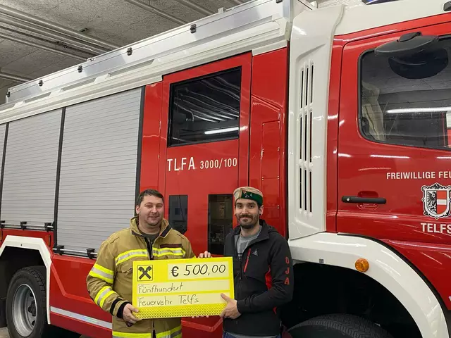 FFW-Kommandant Matthias Hagele nahm den Scheck von "Bär" Lukas Trostberger entgegen. | Foto: Bären&amp;Exoten