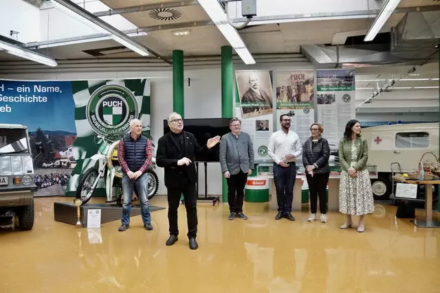 Saisoneröffnung im Puch Museum:  von links die Herren Schrunner, Museums-und Stadtmarketingchef Heinz Mittergger, Pfarrer Rappel, Vbgm. Thorsten Wohleser, GR Birgit Heim und Karoline Straner vom Stadtmarketing. 