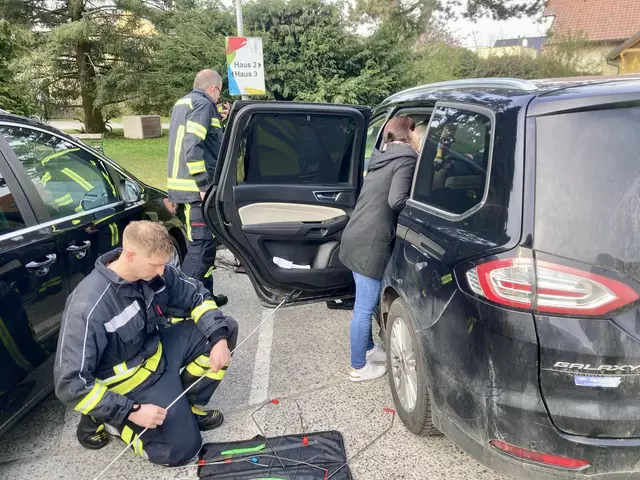 Dank dem raschen Eintreffen der Freiwilligen Feuerwehr Amstetten und einem zufällig anwesenden Mechaniker konnte die Tür mithilfe eines Drahtes schnell und ohne Schaden geöffnet werden. | Foto: FF Amstetten