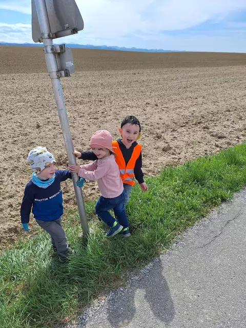 Viel Spaß hatten Jakob Rausch, Sarah und Valentin Pasteiner mit dem Verkehrsschild, das sich bestens auch als Spielgerät eignet. | Foto: ZVG Reinhard Rausch
