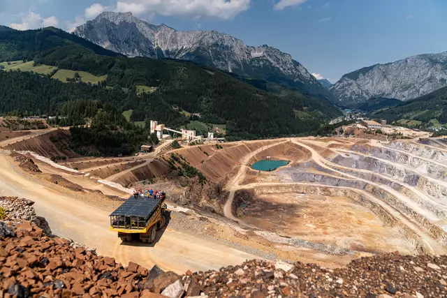 Bei der Fahrt mit dem Hauly wird Geschichte lebendig, während der Koloss über die Terrassen des Erzbergs rattert.  | Foto: VA Erzberg GmbH/Harald Tauderer