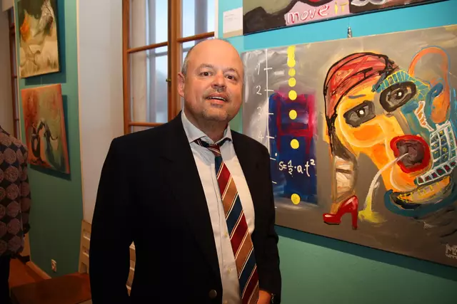 „Im freien Fall“: Martin Wimmer mit seinem beeindruckenden Werk.