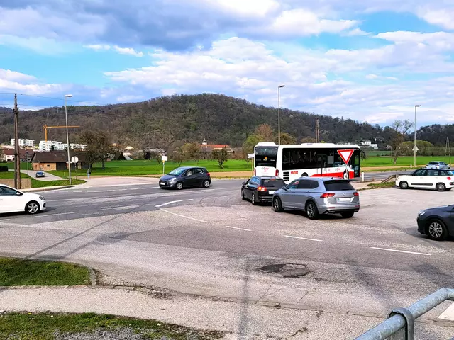 (Zu)Viel Verkehr, schlecht geleitet und gefährlich für alle Beteiligten - die Kreuzung in Pulgarn ist am Limit. | Foto: Eckhart Herbe