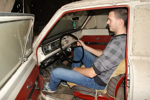 "Ein erhebendes Gefühl, in so einem alten Auto zu sitzen", findet Christoph Goll. | Foto: Alexandra Goll