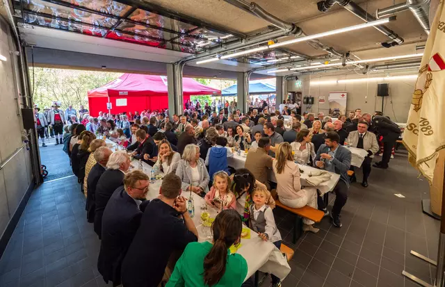 Die Garage war gut gefüllt mit Gästen aus Politik und Einsatzorganisationen. Auch die Bevölkerung zeigte Interesse an der neuen Dienststelle.

 | Foto: RK Schwaz