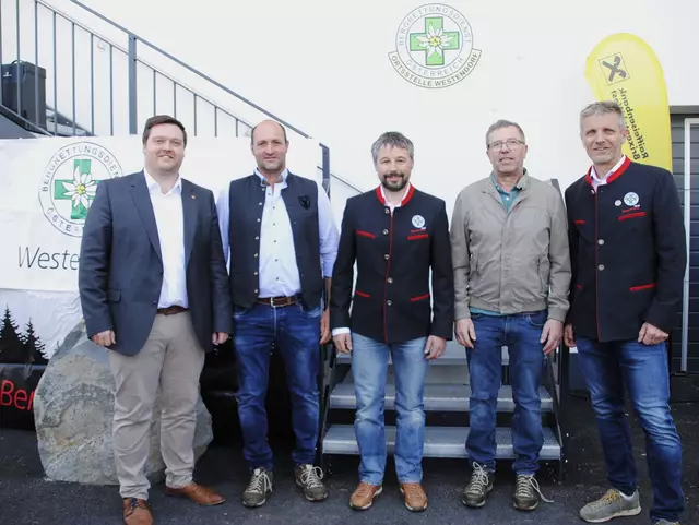 Bgm. Rene Schwaiger, Vize-Bgm. Matthias Hain, Ortsstellenleiter Anton Ager, Alt-Obmann Leonhard Schroll von der Sennereigenossenschaft und Ortsstellenleiter-Stv. Werner Astner (v. li.).
 | Foto: Brigitte Eberharter
