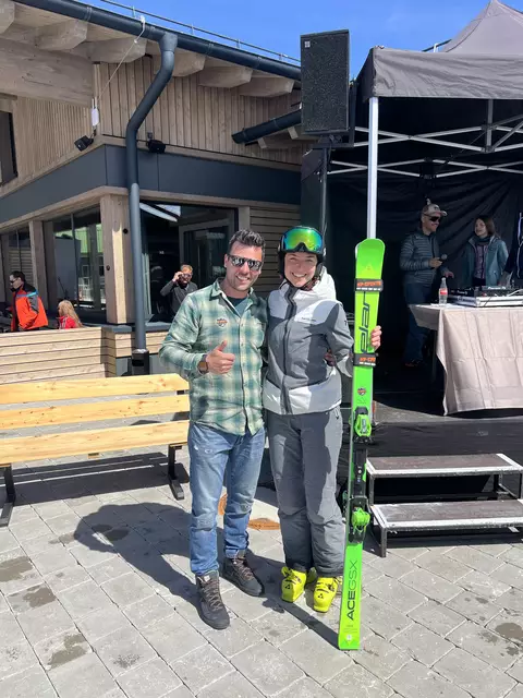 Philipp Hilber von HP Sports sponsorte und übergab den Hauptpreis, einen Elan-Ski. | Foto: Schlick 2000