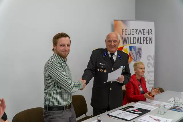 Otto Marl, Vizepräsident des Landesverbandes Steiermark, gratulierte Stefan Spreitzer zur Wiederwahl des Rotkreuz-Ortsstellenleiters in Wildalpen. | Foto: Florian Kain