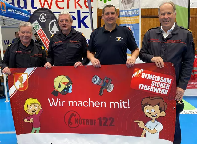 Die GSF-Schülerhefte werden immer in Beisein der GSF-Multiplikatoren an die jeweiligen Lehrkräfte übergeben. Im Bild: Bernhard Wiltschnigg, Reinhard Leichtfried, Daniel Schmid und Peter Kirchengast (v. l.)
 | Foto: GSF LFV-Stmk.