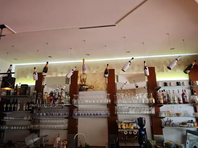 Seit kurzem hängen Champagnerflaschen von der Decke.  | Foto: Naty Nagl