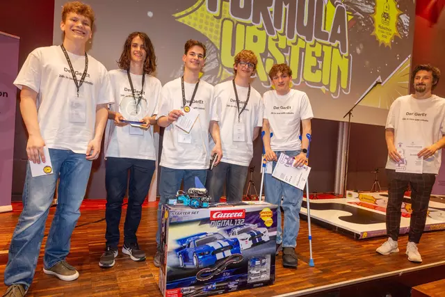 Das Gewinner-Team der HTL Salzburg konnte beim Robothon 2025 an der FH Salzburg mit ihrem Roboter überzeugen.
 | Foto: FH Salzburg/Wildbild