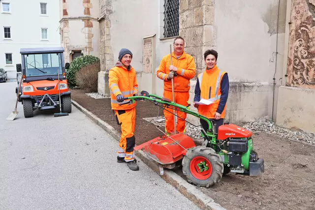 Karin Hopfer (r.), Leiterin der Stadtgärtnerei, setzt wichtige Akzente für die Biodiversität und den Erhalt wertvoller Ökosysteme in Bruck an der Mur | Foto: StadtBruck Vassilev