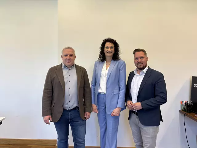 Gemeinsam besetzen FPÖ und ÖVP künftig drei Sitze im Gemeindevorstand. Nicole Sunitsch wird die erste Frau im Bürgermeisteramt von St. Michael und Stefan Kreisl zweiter Vizebürgermeister. Im Bild mit Bezirksparteiobmann Marco Triller (r.) | Foto: MeinBezirk