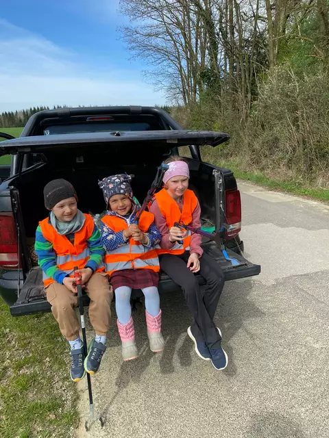 Eine kleine Pause vom anstrengenden Müllsammeln gönnten sich Valentin, Paula und Sophie Karner | Foto: ZVG Alexander Karner