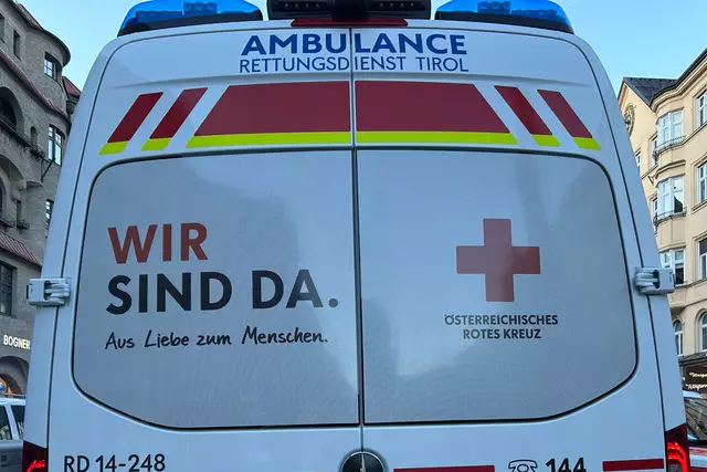 Am Montag in der Früh kam es in Matrei am Brenner zu einem Arbeitsunfall. Ein 18-jähriger Arbeiter stürzte bei Dacharbeiten etwa fünf Meter tief durch das Dach auf ein darunterliegendes Deckenteil.  | Foto: SKN (Symbolbild)