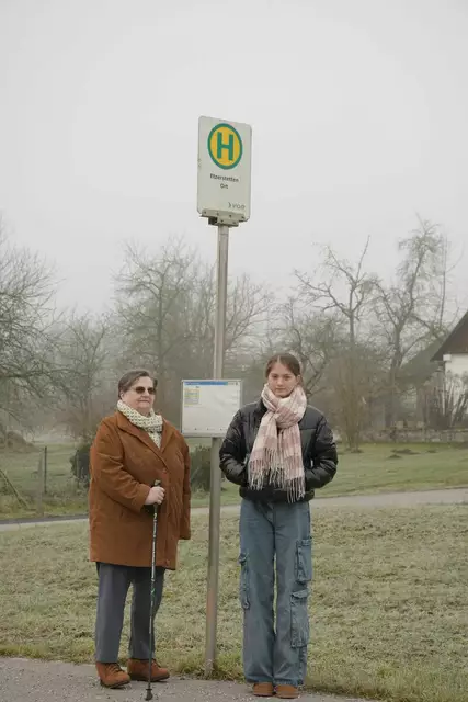 Schlechte Verkehrsanbindung im Kleinen Erlauftal: Hermine Auer wartet mit ihrer Enkelin Tabea Elvira in Etzerstetten vergeblich auf einen Bus. | Foto: Florian Auer/fotoschnappschuss.com