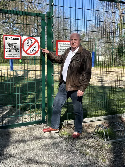 Ernst Wendl weist auf das Hundeverbotsschild beim Eingang des Beachvolleyballplatzes. | Foto: Marktgemeinde Himberg
