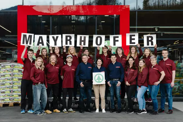 Das Team in Grünau im Almtal freut sich über seinen neuen, modernen Spar-Supermarkt. | Foto: Spar