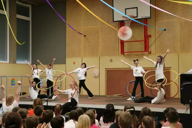 Die 3. Jahrgangsstufe setzte noch einen darauf: Mit coolen Tik-Tok-Tänzen, einer humorvollen Wettervorhersage und spektakulärer Akrobatik sorgten die Schülerinnen und Schüler für jede Menge Staunen. | Foto: MS Horn