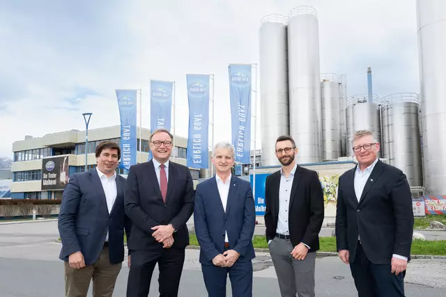 Martin Pillei (MCI), Thomas Gasser (Tiwag), Josef Braunshofer (Geschäftsführer Berglandmilch), Daniel Wibmer (Tiwag) und Stefan Lindner (Obmann Berglandmilch) (v.l.) vor der Tirol Milch in Wörgl.  | Foto: Tiwag/Vandory