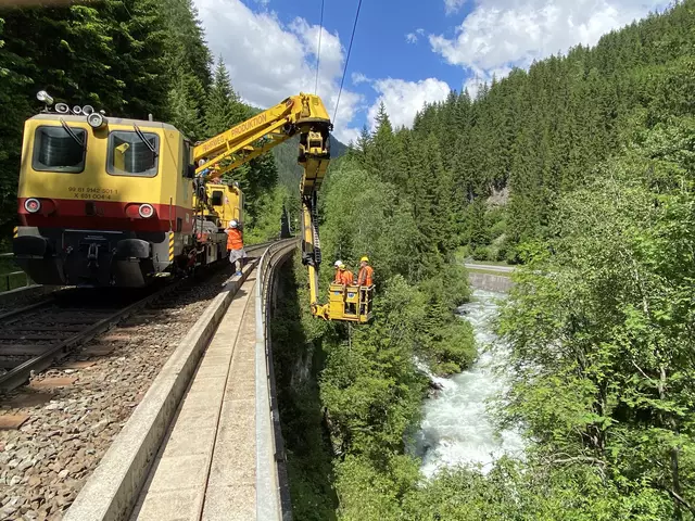 Knapp einwöchige Streckensperre für Wartungsarbeiten auf der Strecke Ötztal - Bludenz. Ein Schienenersatzverkehr gewährleistet eine zuverlässige Weiterreise. | Foto: ÖBB/Gasser-Mair