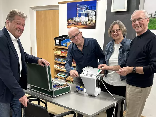 StR Helmut Mayer, Reparateur Fritz Mayer, stv. Vorsitzende der Volkshilfe Krems und Leiterin des Reparaturcafés Christine Kraushofer, Volkshilfe-Präsident Ewald Sacher | Foto: Paul Bergmaier