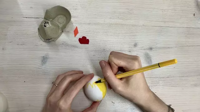 Anschließend schneidest du aus dem orangen Papier einen Schnabel und aus dem roten Papier oder Schaumgummi einen Hahnenkamm aus. Du kannst diese entweder aufmalen, aus einem Papier ausschneiden oder direkt Bastelaugen aufkleben. | Foto: MeinBezirk Salzburg/nvp/ckz