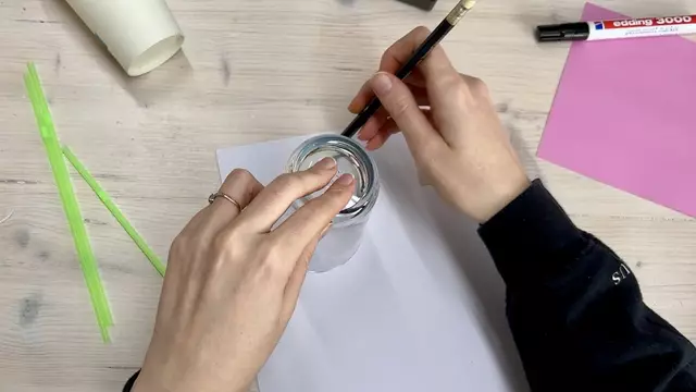 Zeichne dir zuerst mithilfe von Glasern in verschiedenen Größen oder auch freihändig drei Kreise auf ein weißes Blatt Papier.  | Foto: MeinBezirk Salzburg/nvp/ckz